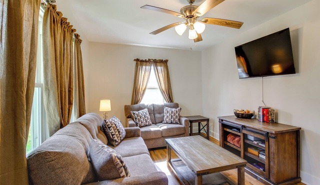 Lakes, Whiskey & More! Charming Home in Tullahoma