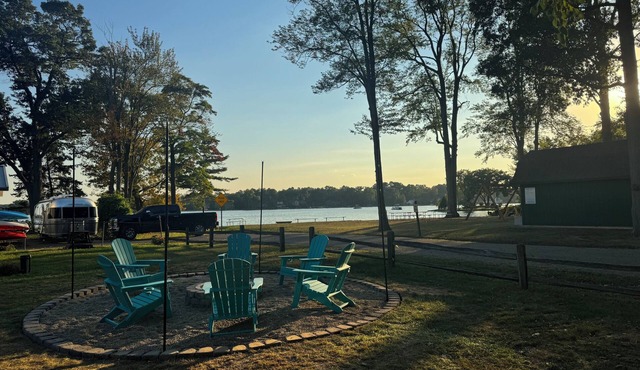 Lakeside 3 bedroom retreat with game room, hot tub and kayaks