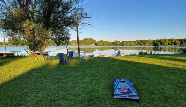 Lakeside Bliss - Charming Lakehouse