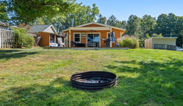 Lakeside Cottage Retreat near Grand Rapids