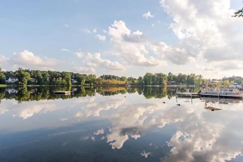 Lakeside Retreat, Cozy 2BD Cottage with Firepit Close to the Lake