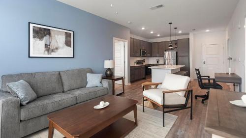 Landing Beautiful 2BD Clubhouse