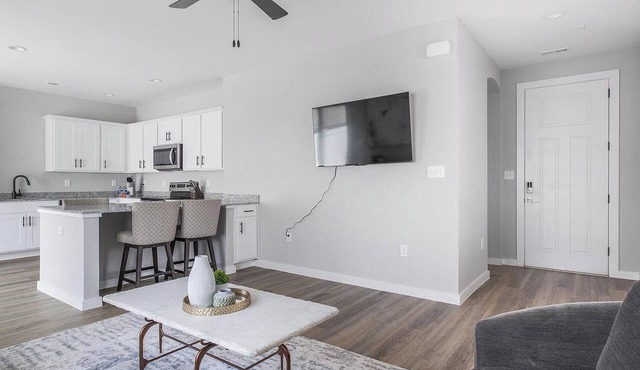 Landing | Stunning 1BD, Clubhouse, Courtyard