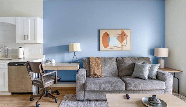 Landing | Stylish 1BD, Pool, Gym