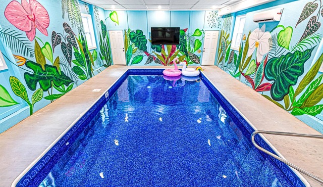 Large 8BR Paradise: All Ensuites, Pool, Themes, Spa, Golf, Games & EV Charging