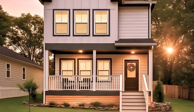 Large Home Downtown | Spacious & Comfy