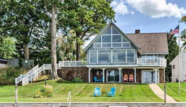 Large Lake House: Expansive View