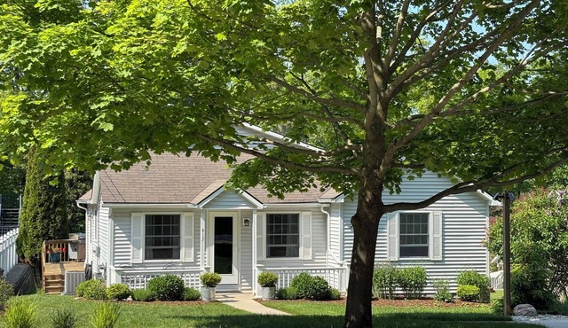 Latitude Adjustment II - SIMPLY GORGEOUS WITH GREAT LOCATION CLOSE TO DOWNTOWN!