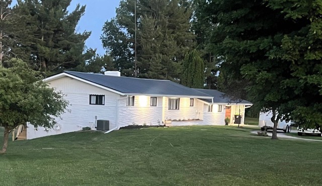 Lavender Farm Retreat 12 Acres + Firepit Sleeps 14