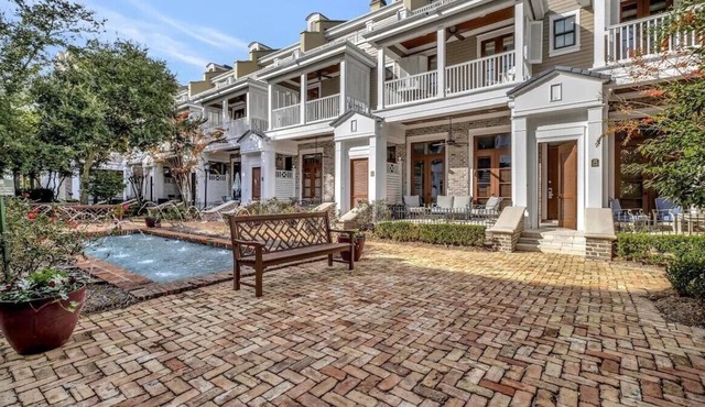 Lavish Le Jardin Townhome in Baytowne Wharf- Pet Friendly!