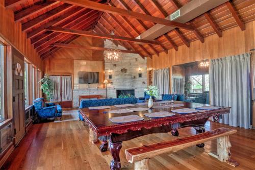 'Ledge Lodge' Burkesville Getaway: Pool & Views!
