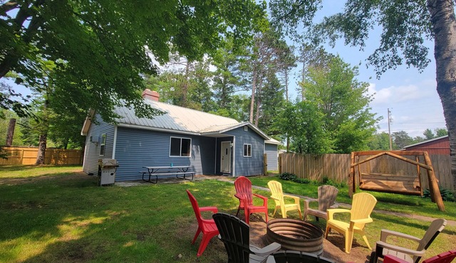 Liberty Cabin, 3 blocks from Lake Superior, near Pictured Rocks and trail access