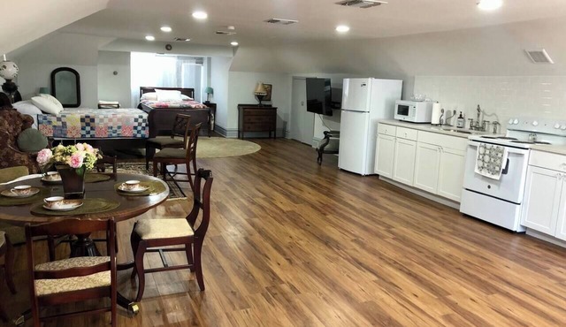 Light-Filled Loft in 1905 Belhaven Historic Home