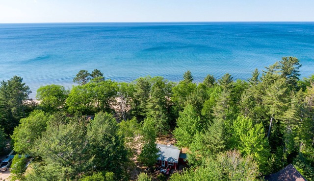 Little Red Retreat: Lake Breezes & Cozy Nights – Summer's Calling
