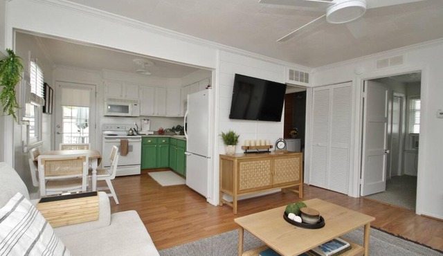 LOCATION! 2bd/1ba with 2 patios on Wamplers Lake.