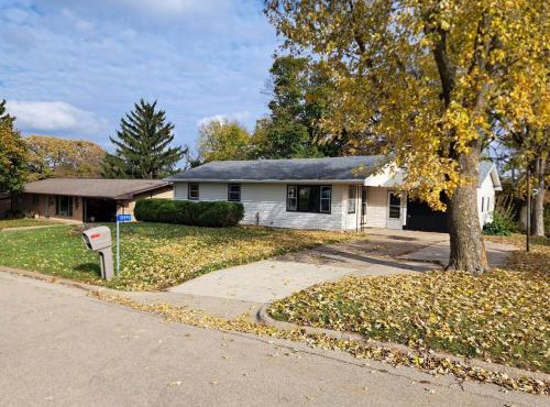 Location! Large Home, Country Views, Entertainment in Dubuque