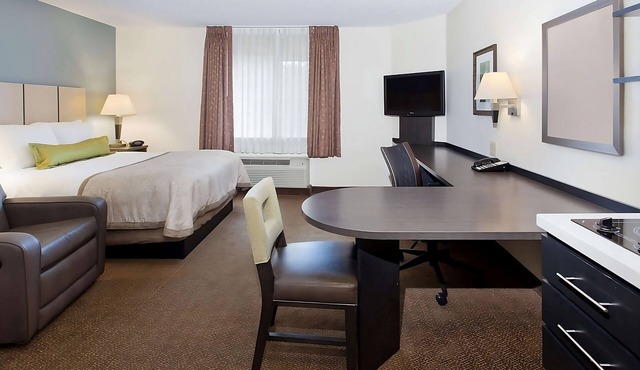 Looking for Quick Escape? 4 Convenient Rooms w/Spacious Living Room! Parking