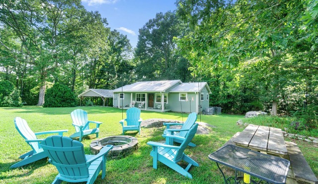 Lookout Mtn. Escape w/Fire Pit & 1 Acre Level Lawn- Mins to Cloudland Canyon