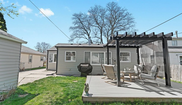Lovely 3 BR Home w/Backyard - Sleeps 6