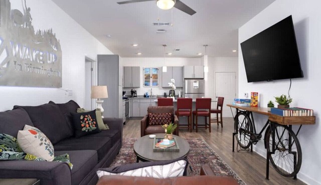 Lux 2 BR w/private 2 bath Mins to Oak Mtn St Park