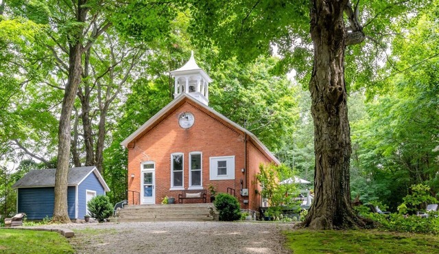 Lux Historic Schoolhouse with Hot Tub.
