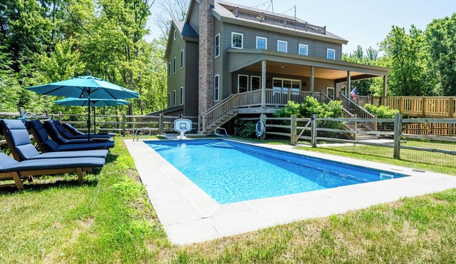 Luxe family Retreat - Walk to Private Beach - Pool - Hot Tub - Arcades