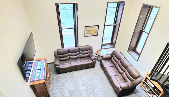 *Luxe living in Lake Linden with 15 foot ceiling! Pet Friendly!*