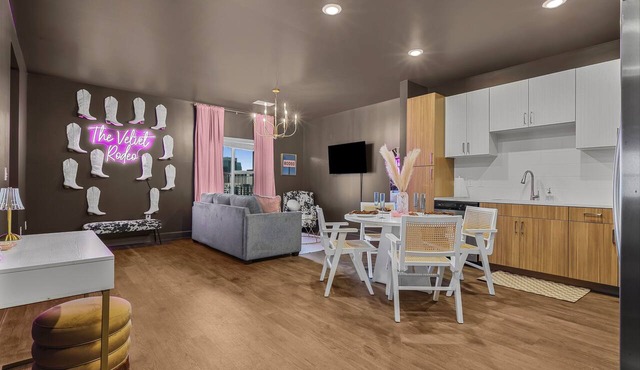 Luxe stay in Downtown Nashville, walkable to Broadway-The Velvet Rodeo