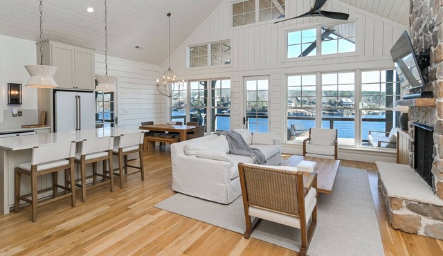 Luxurious High End Family Friendly Lake House. Dock, Floats, 10 min to Trident.