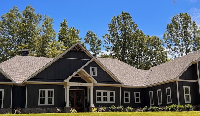 Luxurious, new estate. 16 min to Jordan-Hare stadium. Private Pool. Sleeps 14.