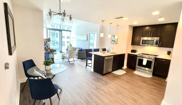 Luxury 3BR Buckhead Penthouse/Pool/Balcony/Walk to Lenox,Phipps Plaza & Marta