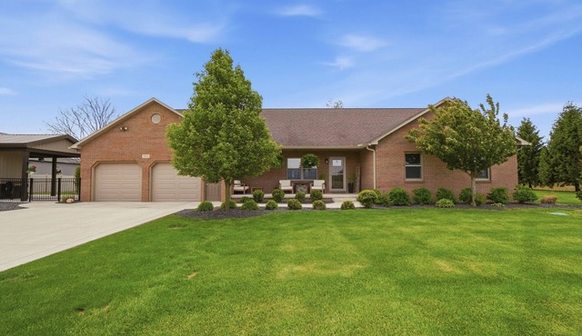 LUXURY COUNTRY RETREAT ~ HEATED POOL, PICKLEBALL COURT, FIRE PIT & COUNTRY VIEWS