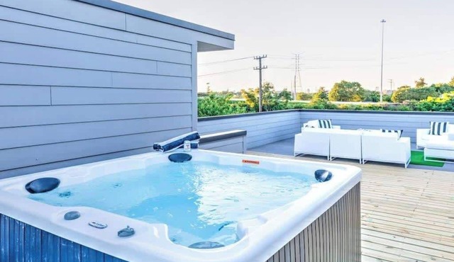 Luxury Downtown Home-12 BEDS! Game Room + Hot tub