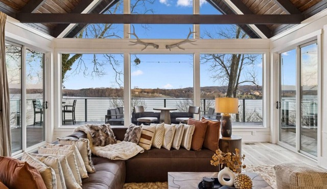 Luxury Lakefront Retreat 30 mins from Nashville