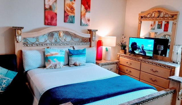 Luxury Retreat with Quite Oasis & Community Pool 6 bedroom 3.5.