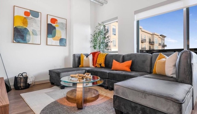 Luxury SoBro Condo - Walk to Broadway - Balcony - Pool & Gym