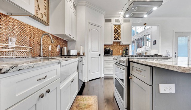 Luxury Spacious 5-bedroom house with fitness room, pingpong, deck in Okemos