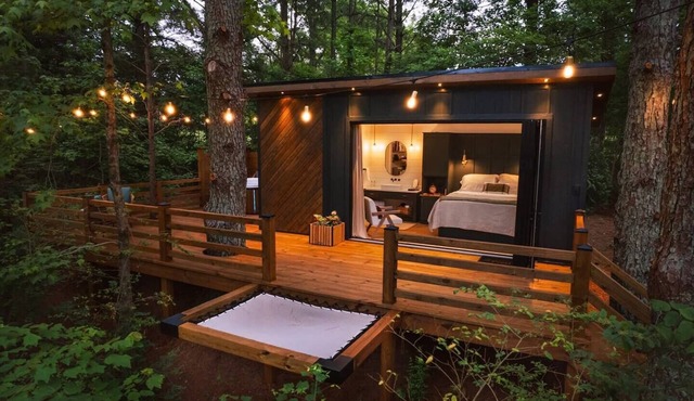 Luxury tiny cottage with deck hammock and hot tub!