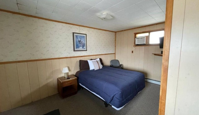Lyons in Onaway - 1 Queen Bed - Room 13 - Sleeps 2