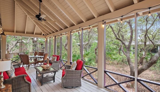 Magnolia Beach Cottage with Pool & Screened Porch