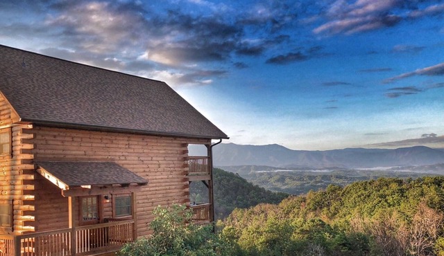 Majestic! MTN views! 2 mi to Dollywood and 10 min to PKY GAME ROOM Resort Pool
