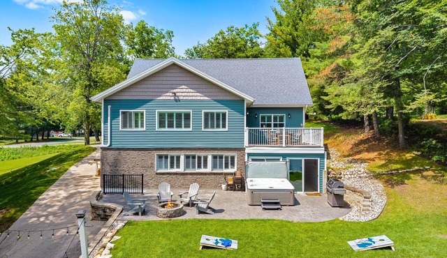 Marywood Cottage: Luxury Lake House Living, Kayaks and Paddle Boat Included