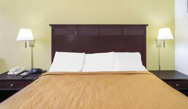 Maximum Comfort! With Seasonal Outdoor Pool, Free Parking, Pets are Welcome!