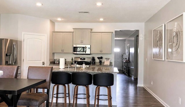 Memphis-Inspired 4BR Home w/Fireplace+Fast Wi-Fi+Close to all major attractions