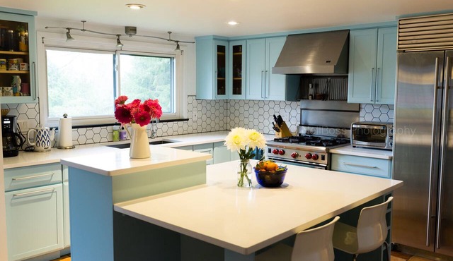 Mid Century Modern House: Beautiful, Spacious & Close To Stadium