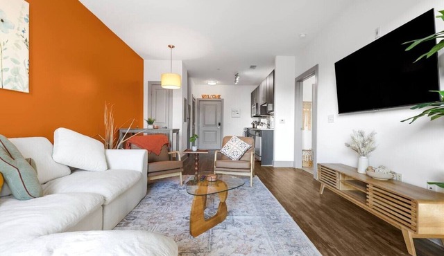 Midtown. Mins to Broadway. Parking. Pool. Gym