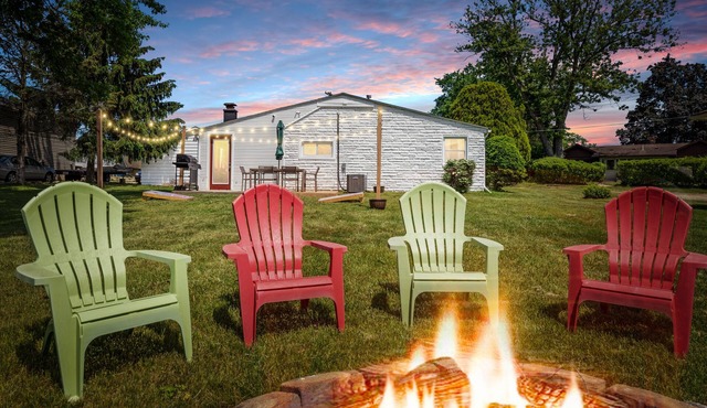 Modern Mandon Retreat: All-Sports Lakefront, 4 Beds, Dock & Beach, Kayaks, Games
