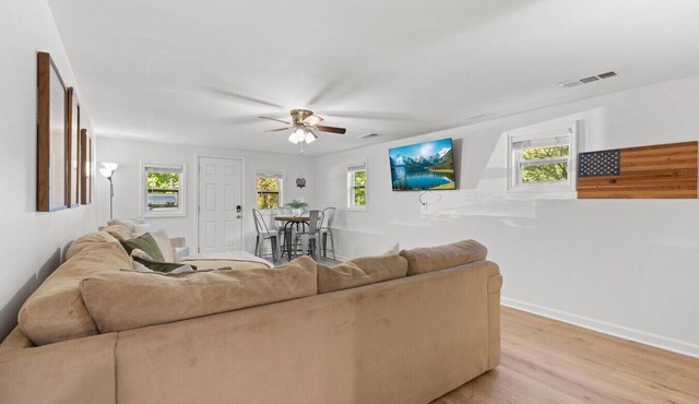 Modern 1 BR Basement Suite Near LakePoint & KSU