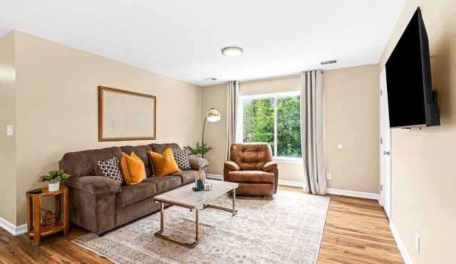 Modern 1BR Upper Flat | King Bed + In-Unit Laundry
