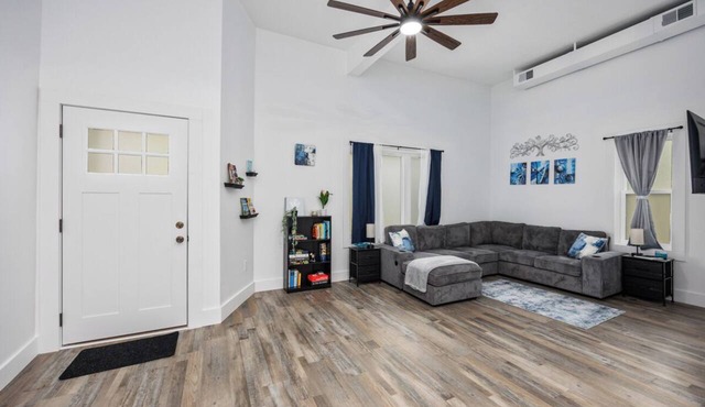 Modern 2-Bedroom Retreat! AC, WiFi, Laundry + Parking – Close to Downtown